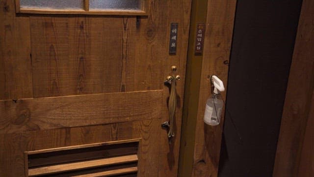 나무문을 열자 보이는 자연 분위기의 공간