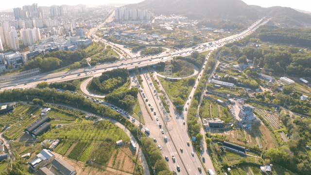 도심과 연결된 번잡한 고속도로 교차로