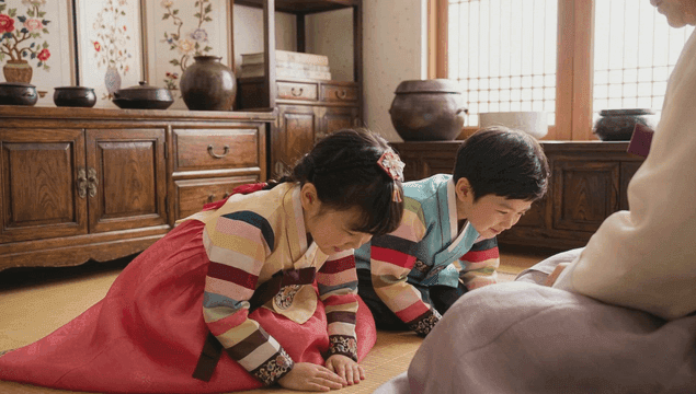 Children bowing in traditional Korean attire