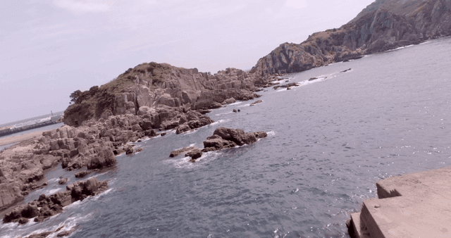 맑은 바다와 바위 해안선