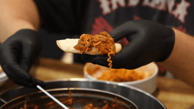 부대찌개와 빵을 이용한 요리