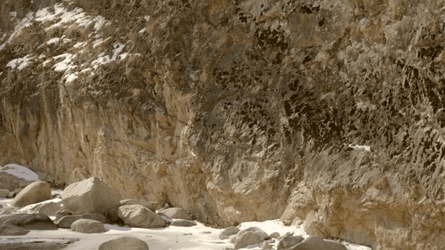 절벽 옆 눈 덮인 바위