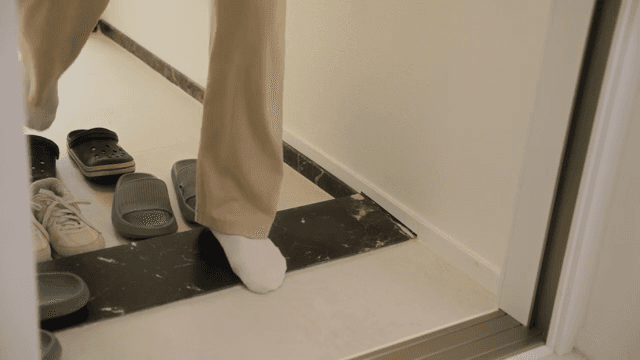 아파트 현관에서 슬리퍼를 갈아신는 모습