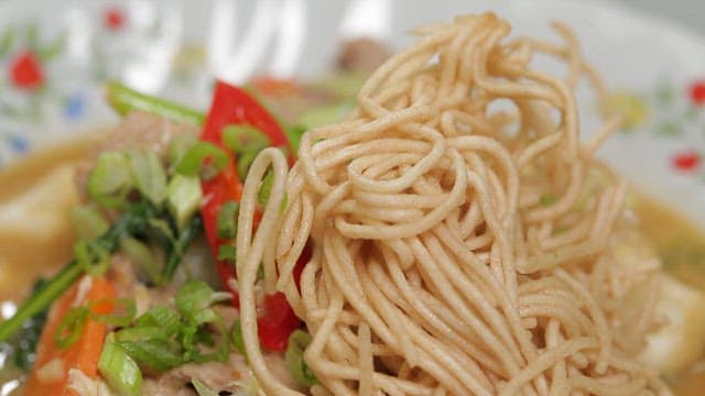 Lad na, a delicious Thai dish made with vegetables and meat and fried noodles