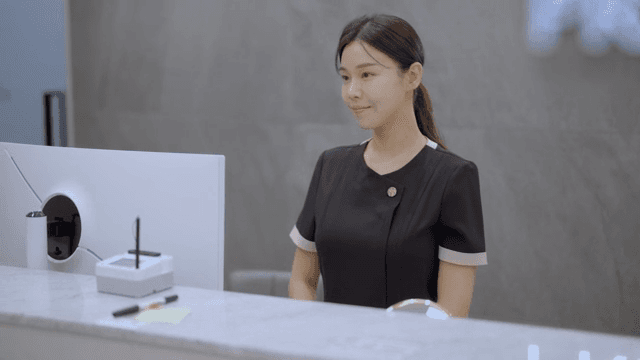 프론트에서 손님을 응대하는 직원