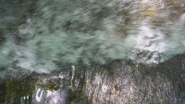 바위에 부딪히는 물