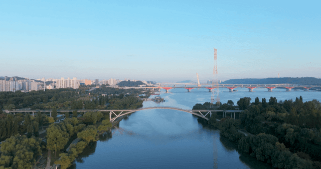 다리와 함께 도시를 흐르는 강
