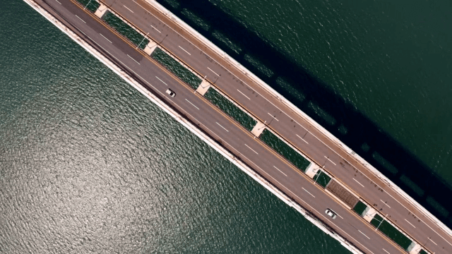 물 위의 다리를 달리는 자동차