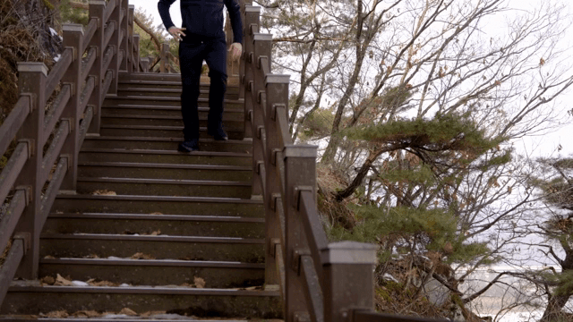 야외 계단을 내려오는 사람