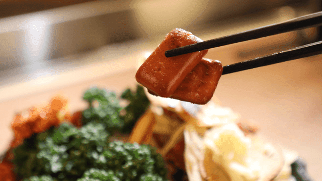 젓가락으로 잡은 건빵튀김