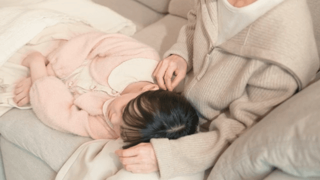 소파에서 엄마 무릎에 누워 잠든 아이