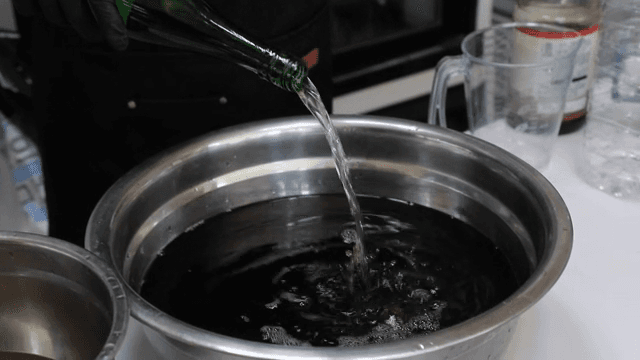 양념장에 청주를 넣는 장면