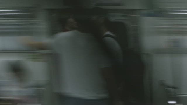 승객들을 태우고 빠르게 달리는 지하철