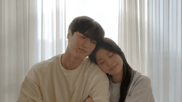 포근한 창가에서 서로의 어깨에 기대어 쉬는 커플