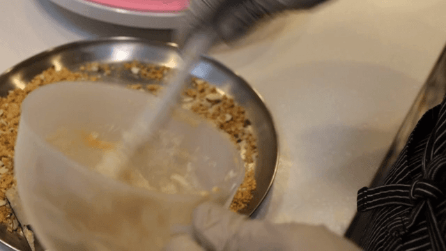 능숙하게 크림을섞는 모습