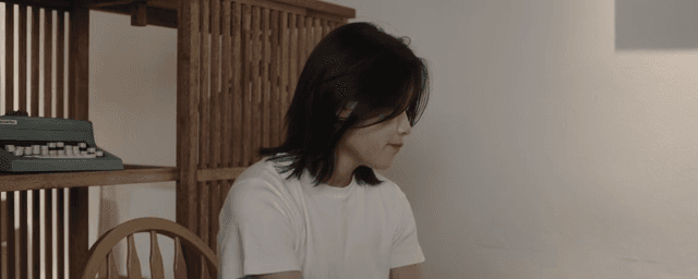 음료를 마시면서 대화하는 여성