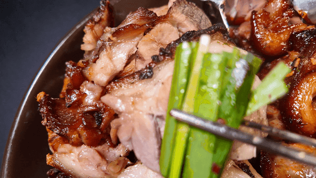 Chopsticks for placing chives on pig's trotters