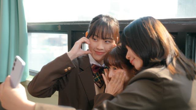 교실에서 셀카를 찍는 학생들