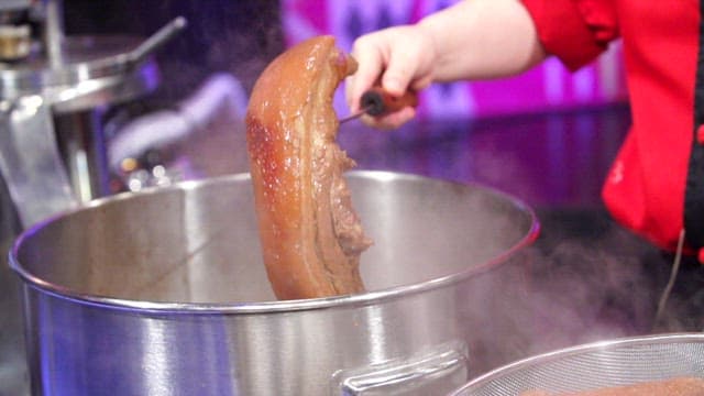 주방에서 수육을 준비하는 요리사