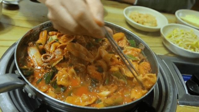 다양한 재료가 들어간 매콤한 전골요리
