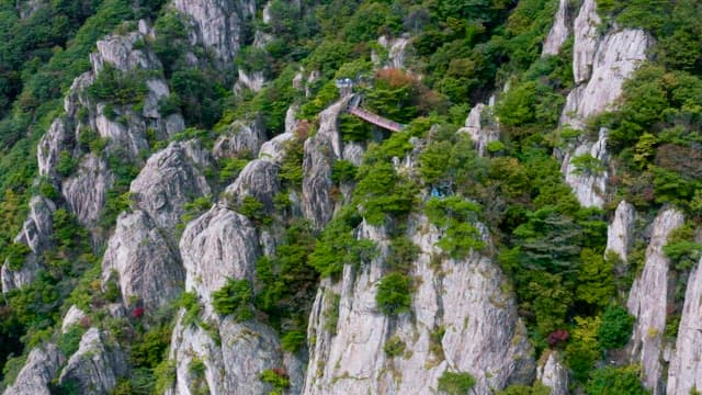 바위 봉우리로 이루어진 산끝에 매달린 구름다리