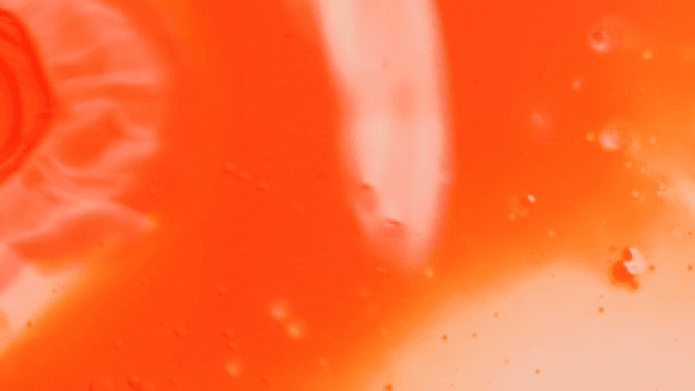 붉은색과 주황색 액체가 혼합되는 추상적인 패턴