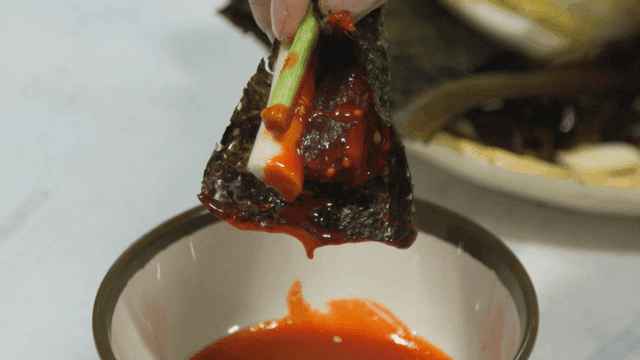 Gwamegi dipped in seaweed and chili sauce