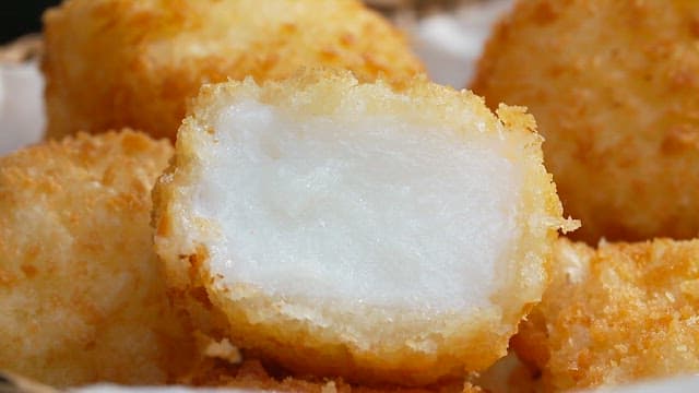 바삭한 우유튀김을 포크로 누르는 모습