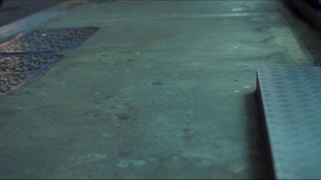 보도에서 걸어가는 구둣발의 사람