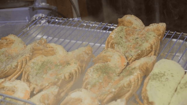 치즈와 허브를 곁들인 구운 바닷가재