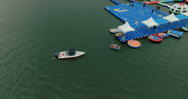 보트와 사람들이 있는 수상 놀이공원