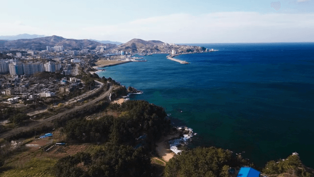 산과 바다가 있는 해안 도시