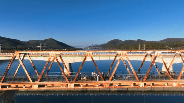 호수 위의 다리에서 자전거를 타는 사람들