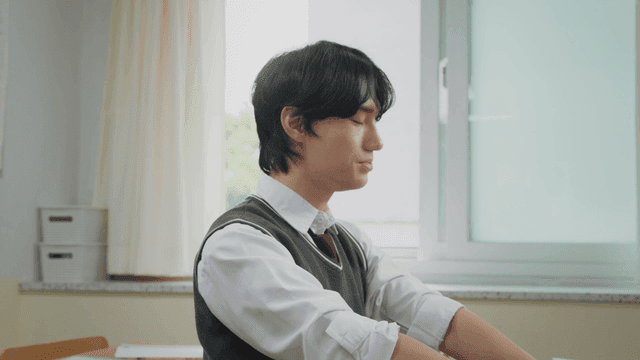 공부하다 피곤해하는 학생