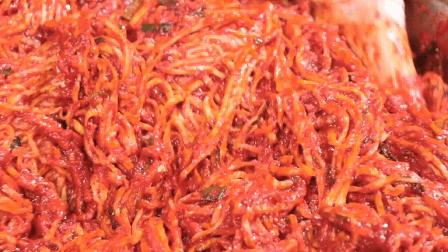 매운 한국 무생채 무침