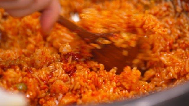 매콤한 무생채 비빔밥을 숟가락으로 섞는 모습