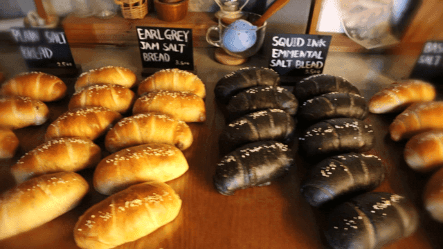 다양한 종류의 빵이 진열된 베이커리