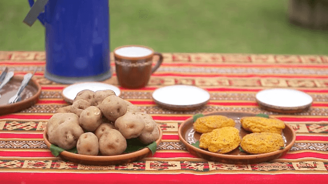 알록달록한 식탁보 위의 감자와 토르띠아