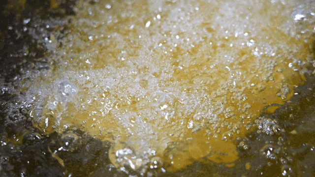 프라이팬에서 기름이 끓는 모습