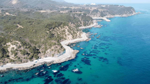 맑은 푸른 바다와 해안 도로