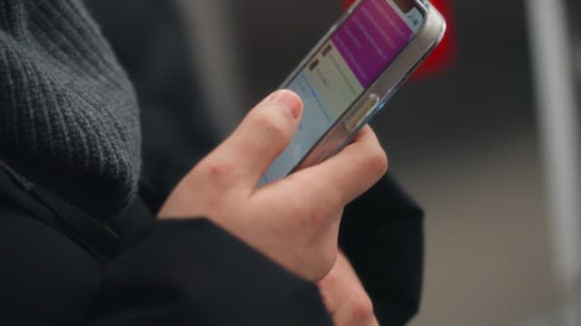 스마트폰을 사용하는 사람