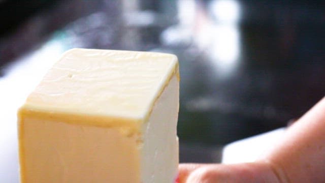 철판에서 요리되는 계란