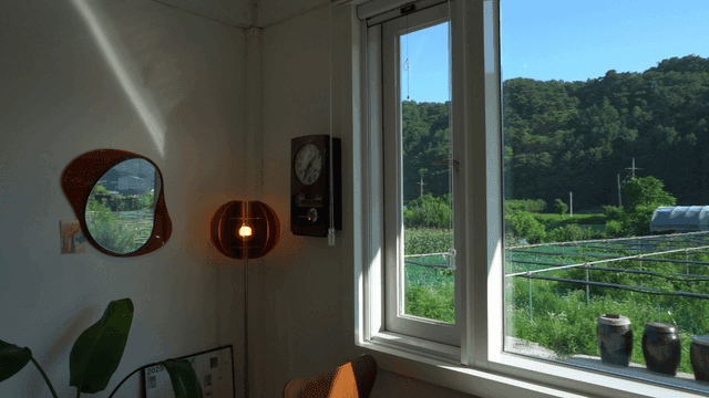 초록 텃밭이 보이는 아늑한 방