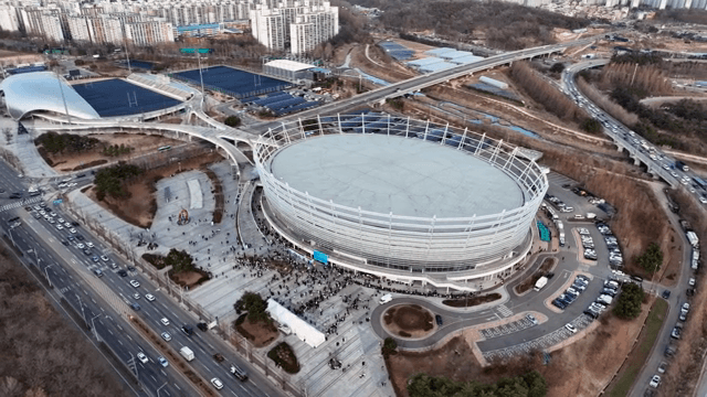 도시 풍경에 둘러싸인 대형 경기장