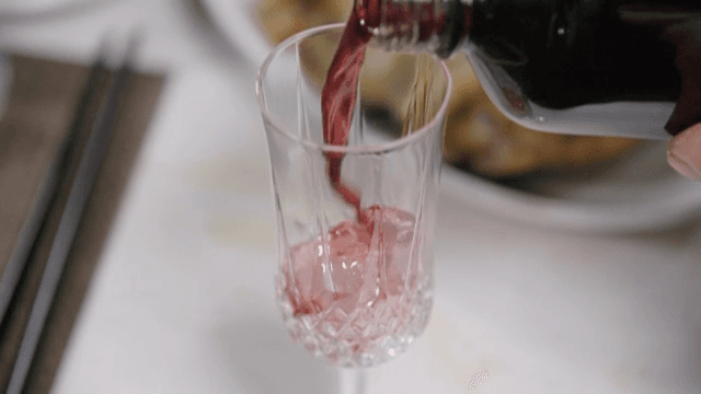 크리스탈 잔에 따르는 레드 와인