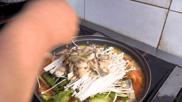끓고있는 냄비에 맛조개를 넣는 장면