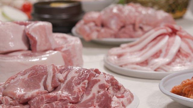 접시에 담긴 다양한 돼지고기 부위