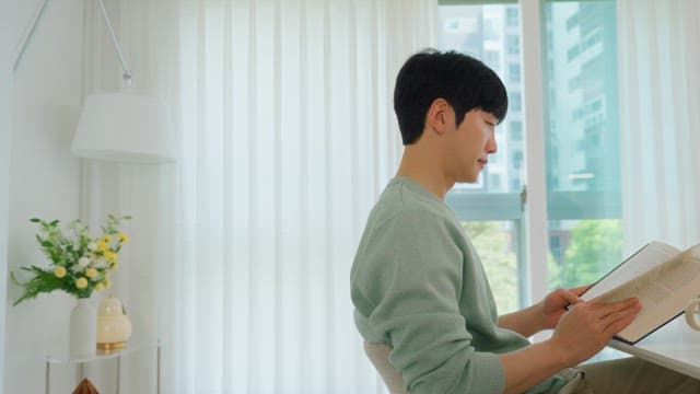 커피를 마시면서 책을 읽는 남자