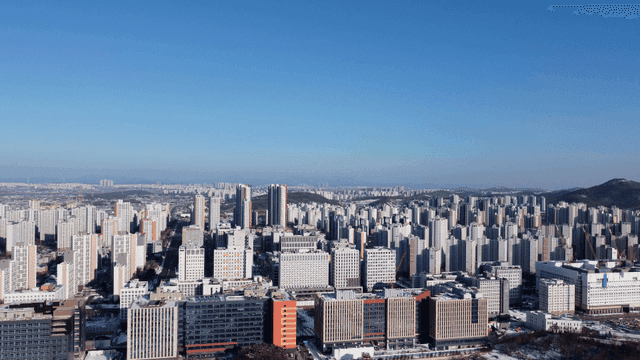 맑은 하늘 아래 펼쳐진 도시 전경