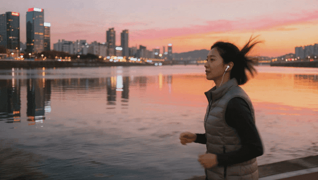 해질녘 이어폰을 끼고 강변을 달리는 여성
